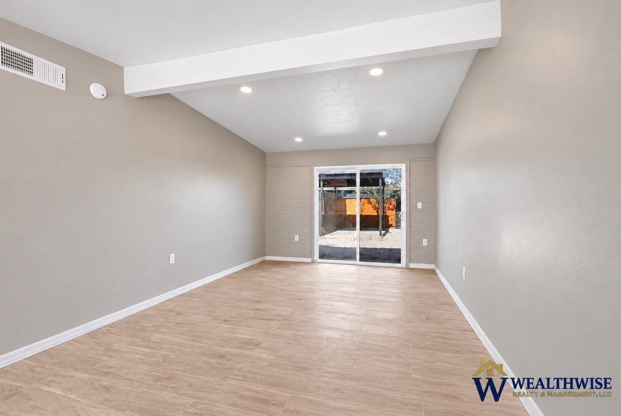 2880 N Edith Blvd - Photo 3 of 23