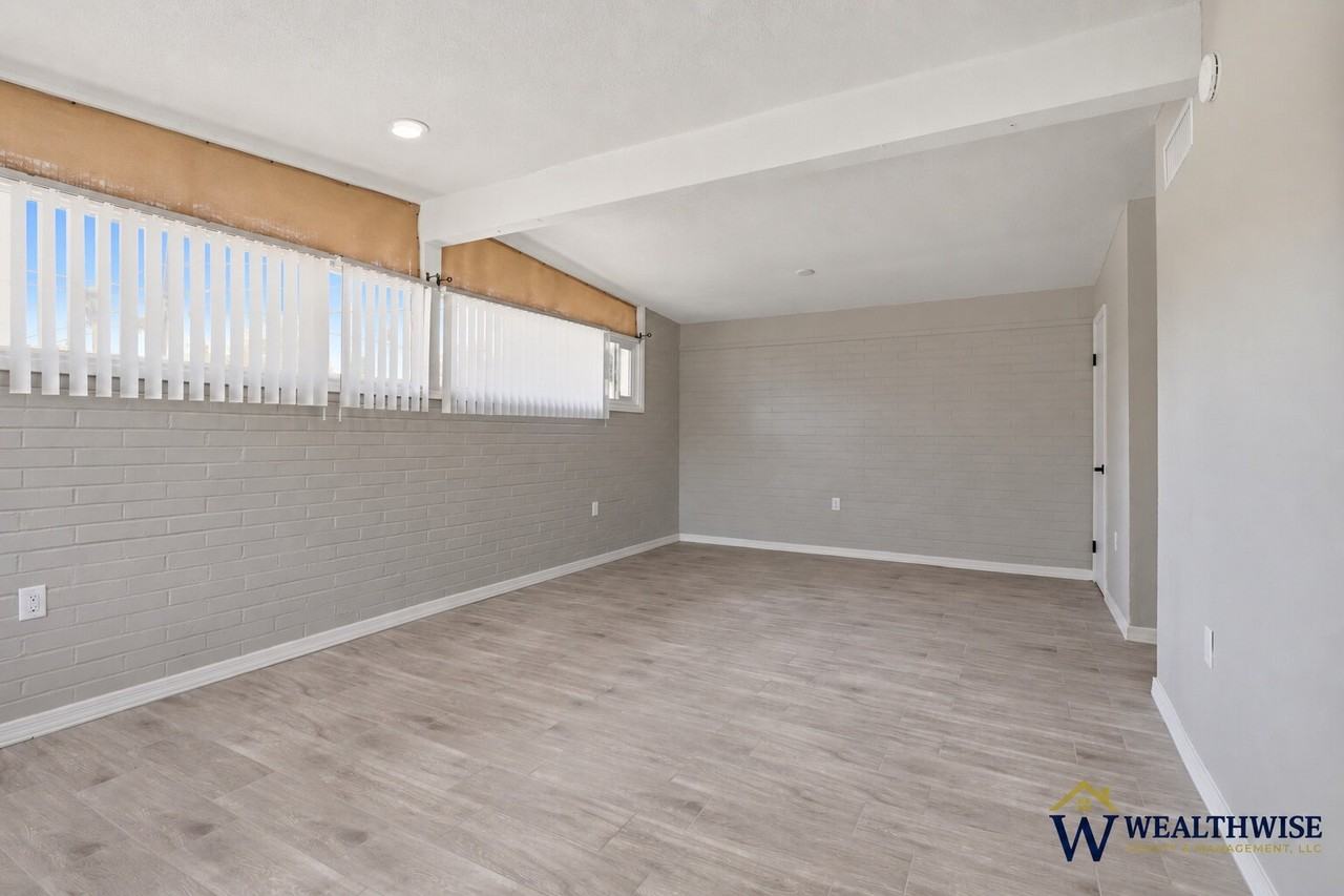 2882 N Edith Blvd - Photo 4 of 18
