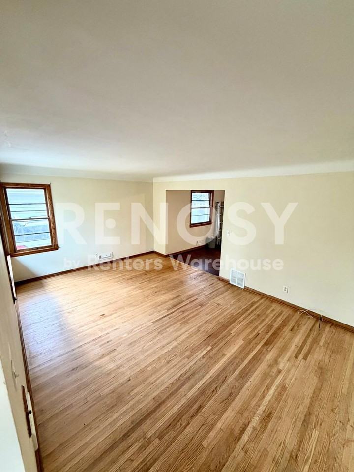 7210 Bloomington Ave - Photo 4 of 10