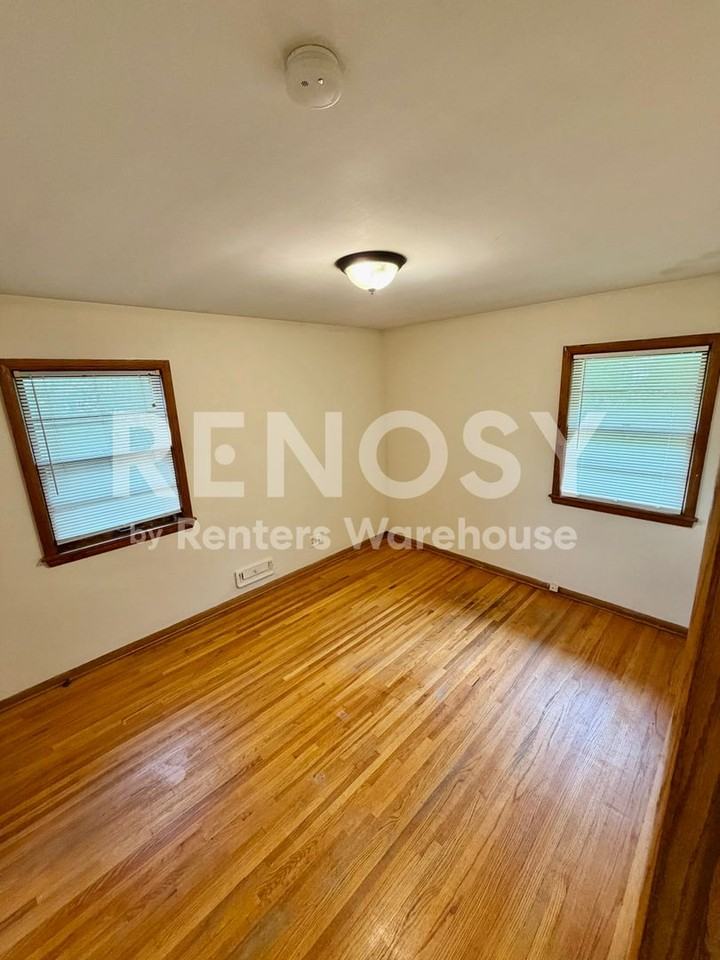7210 Bloomington Ave - Photo 5 of 10