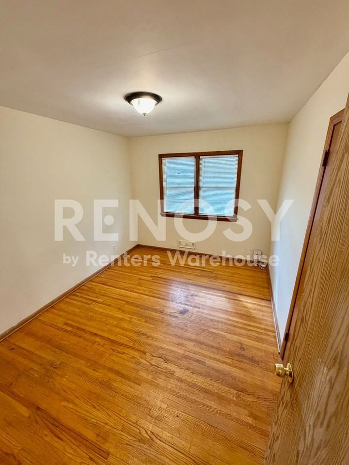 7210 Bloomington Ave - Photo 6 of 10