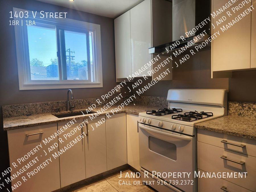1403 V St - Photo 6 of 15