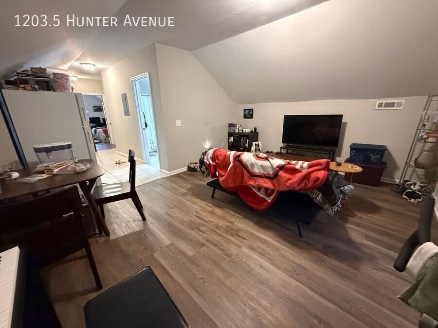 HUNTER & - Photo 7 of 12