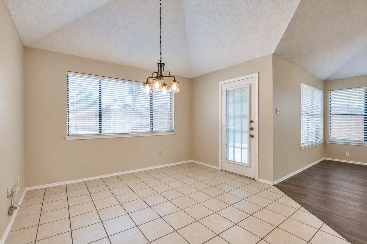 525 Grace Ln - Photo 5 of 12