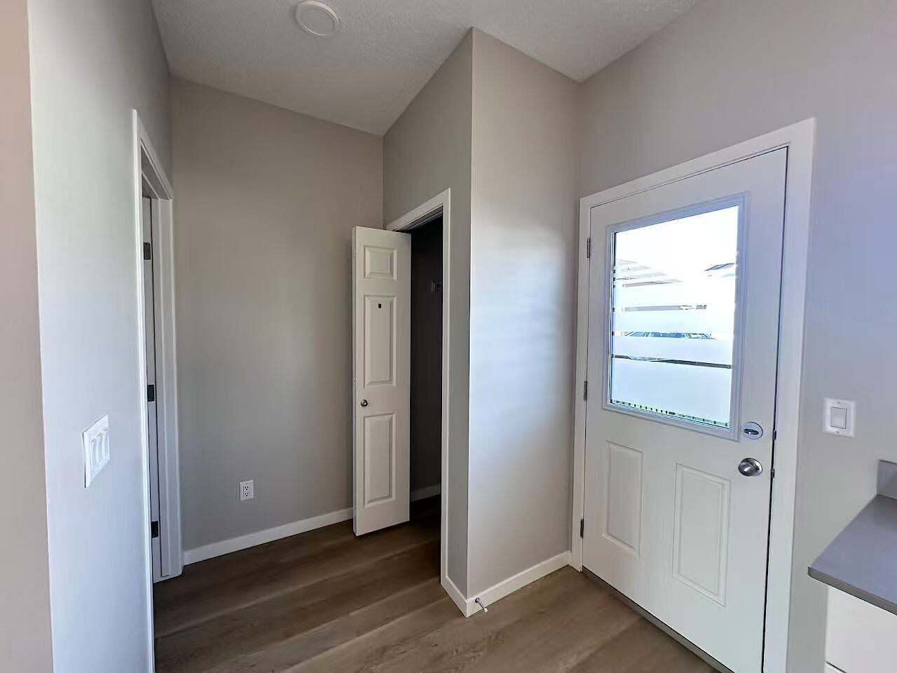 15840 19 Ave Sw - Photo 3 of 16