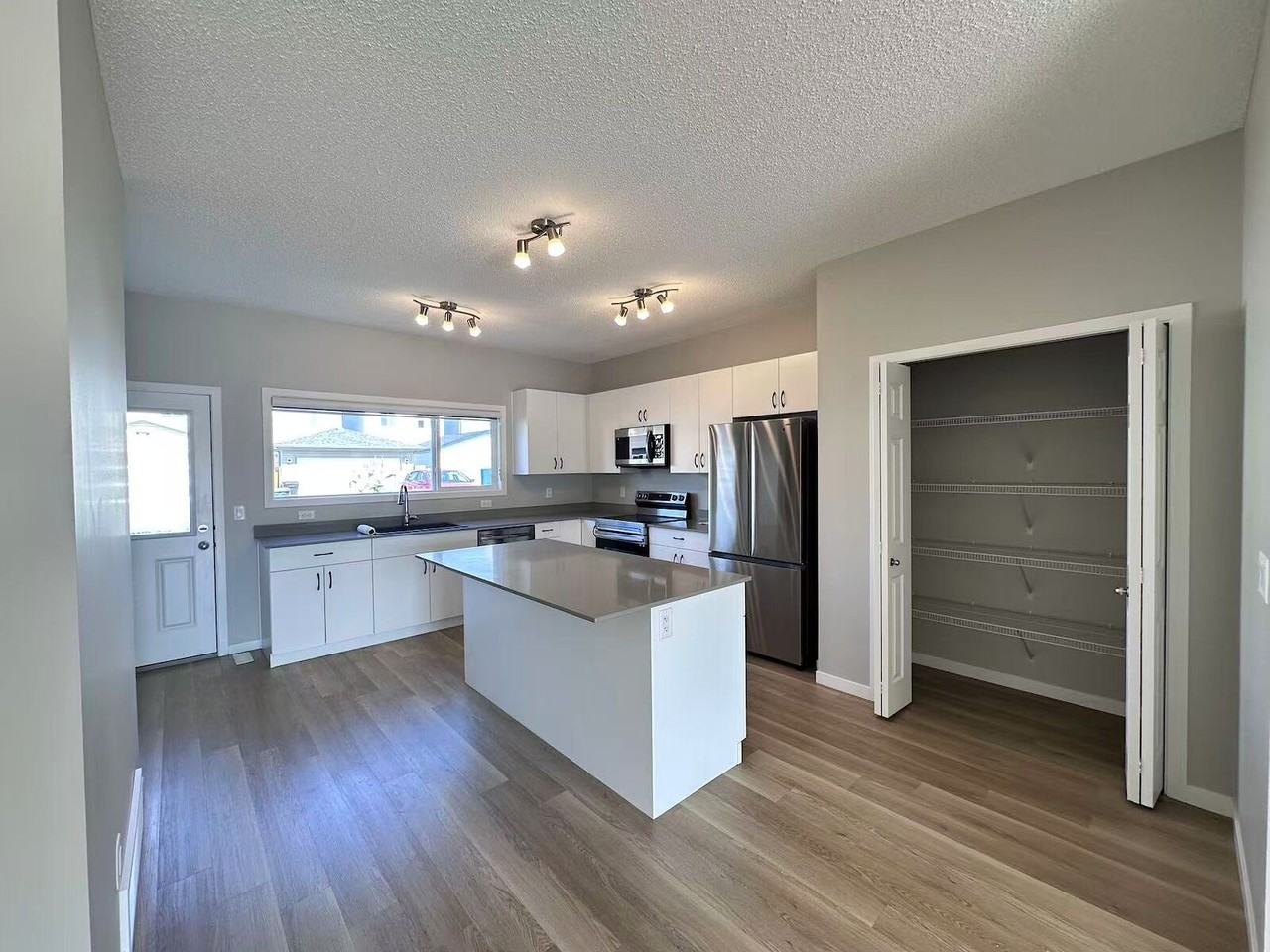 15840 19 Ave Sw - Photo 4 of 16