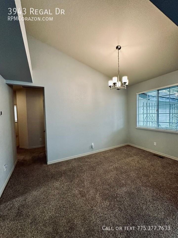 3943 Regal Dr - Photo 4 of 28