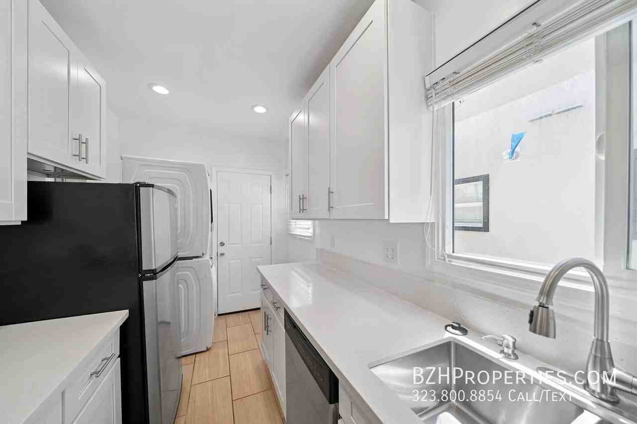 7926 Fountain Ave - Photo 7 of 13