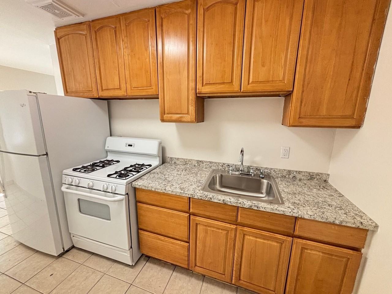 2223 Bonar St #B - Photo 6 of 23