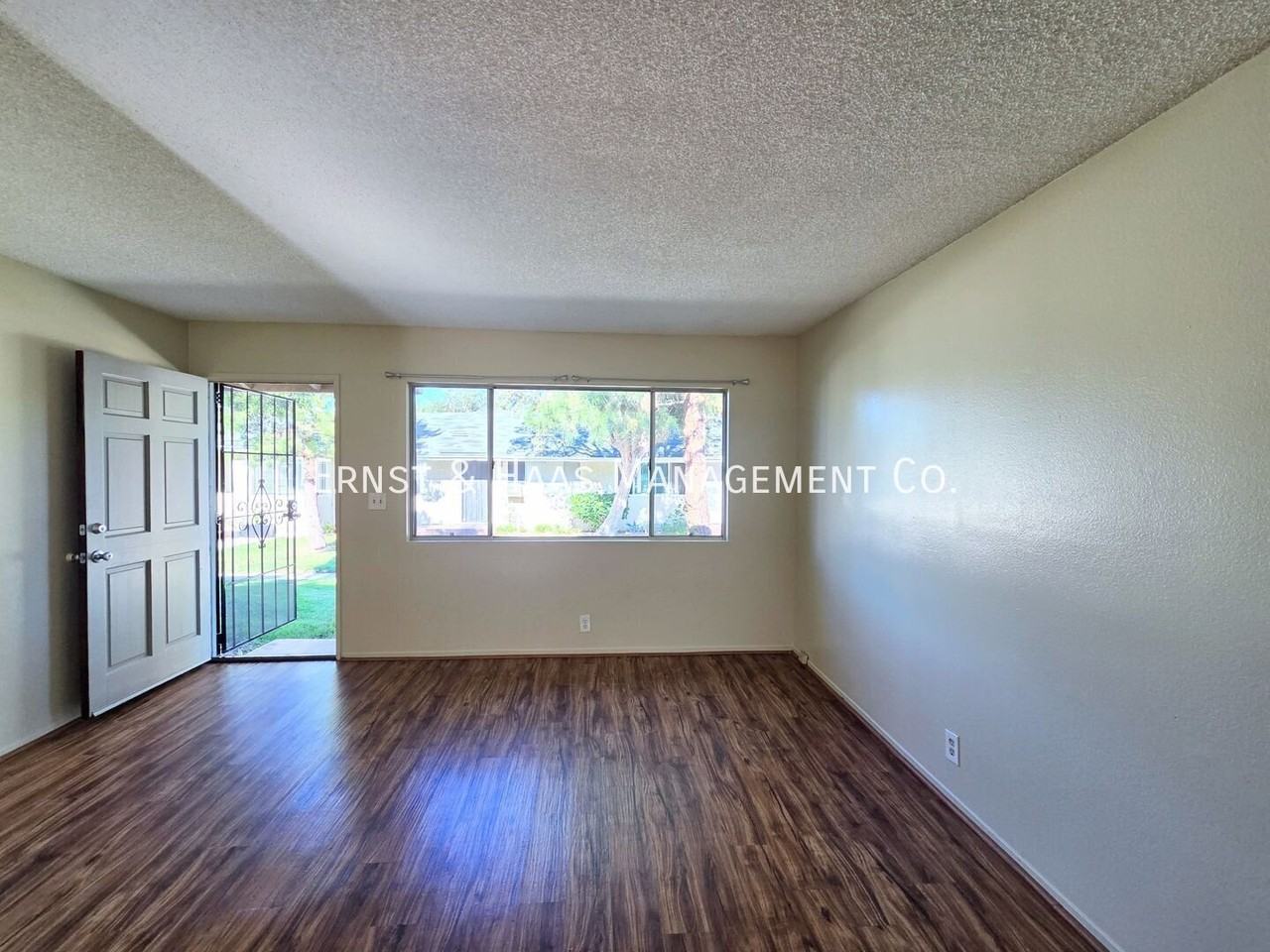 511 1/2 Bayport St - Photo 4 of 18