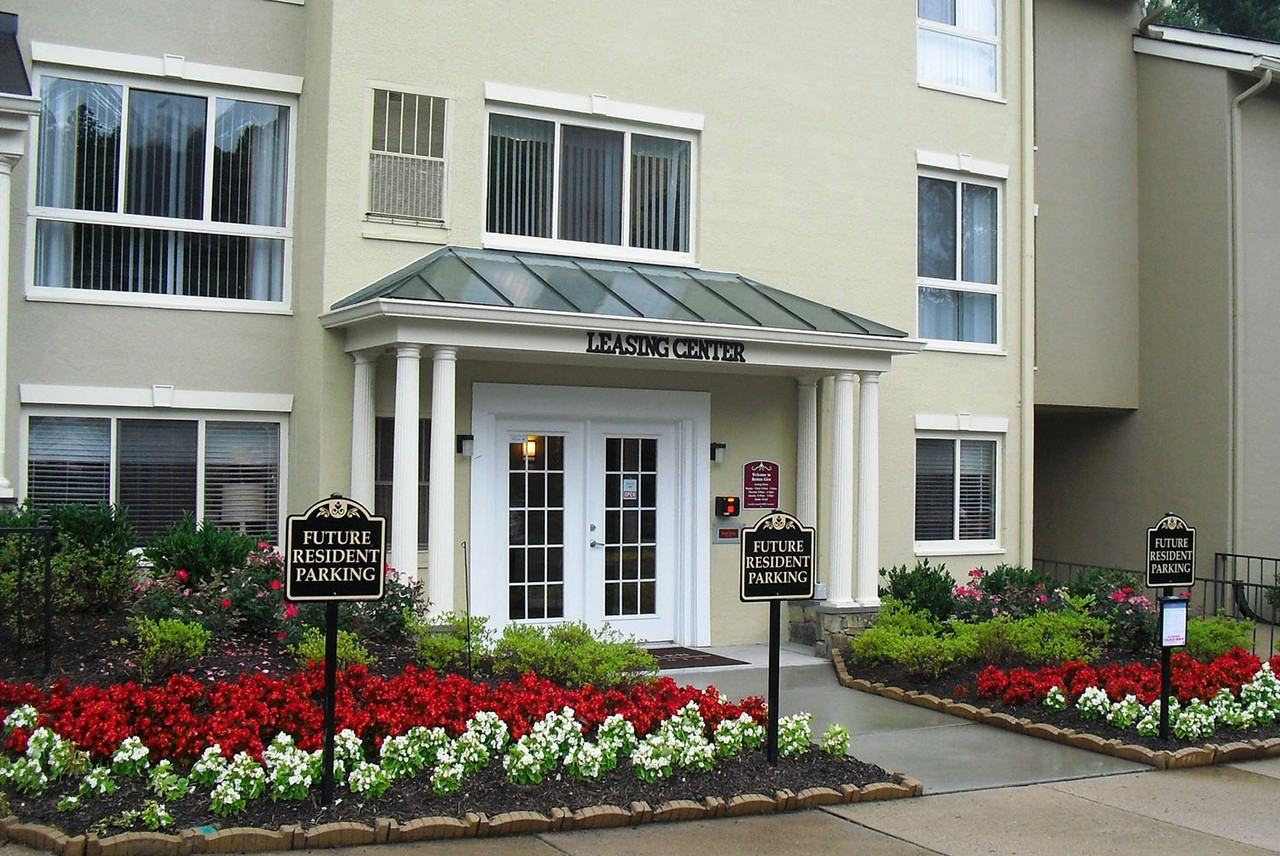 Reston Glen - Photo 2 of 14