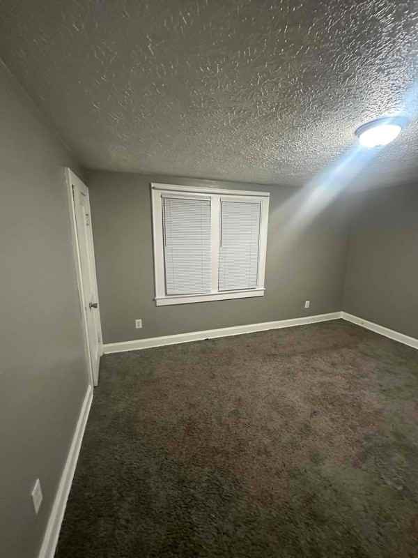476 Graham St - Photo 5 of 9