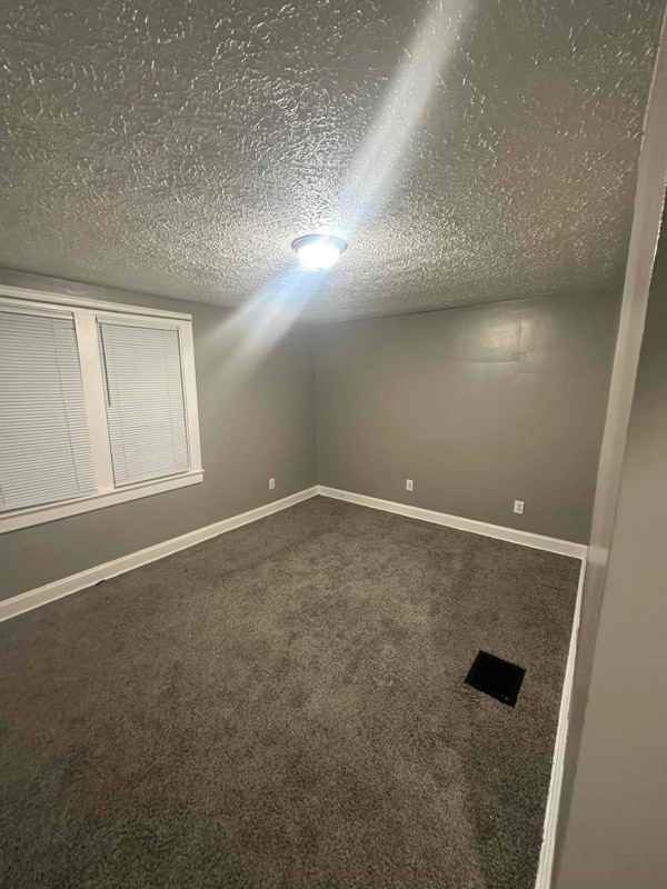 476 Graham St - Photo 6 of 9