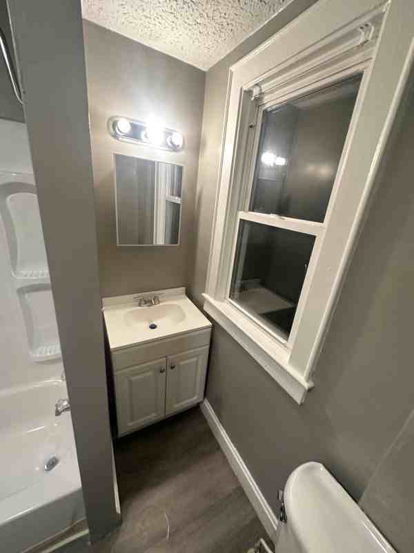 476 Graham St - Photo 7 of 9