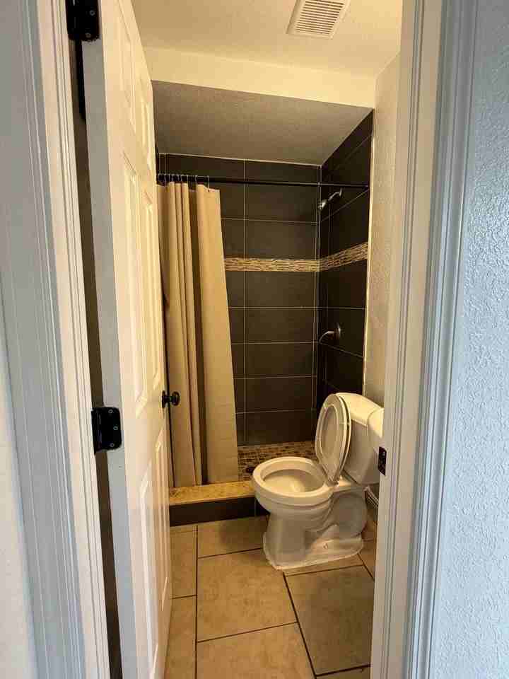 7213 N Hubert Ave - Photo 2 of 5