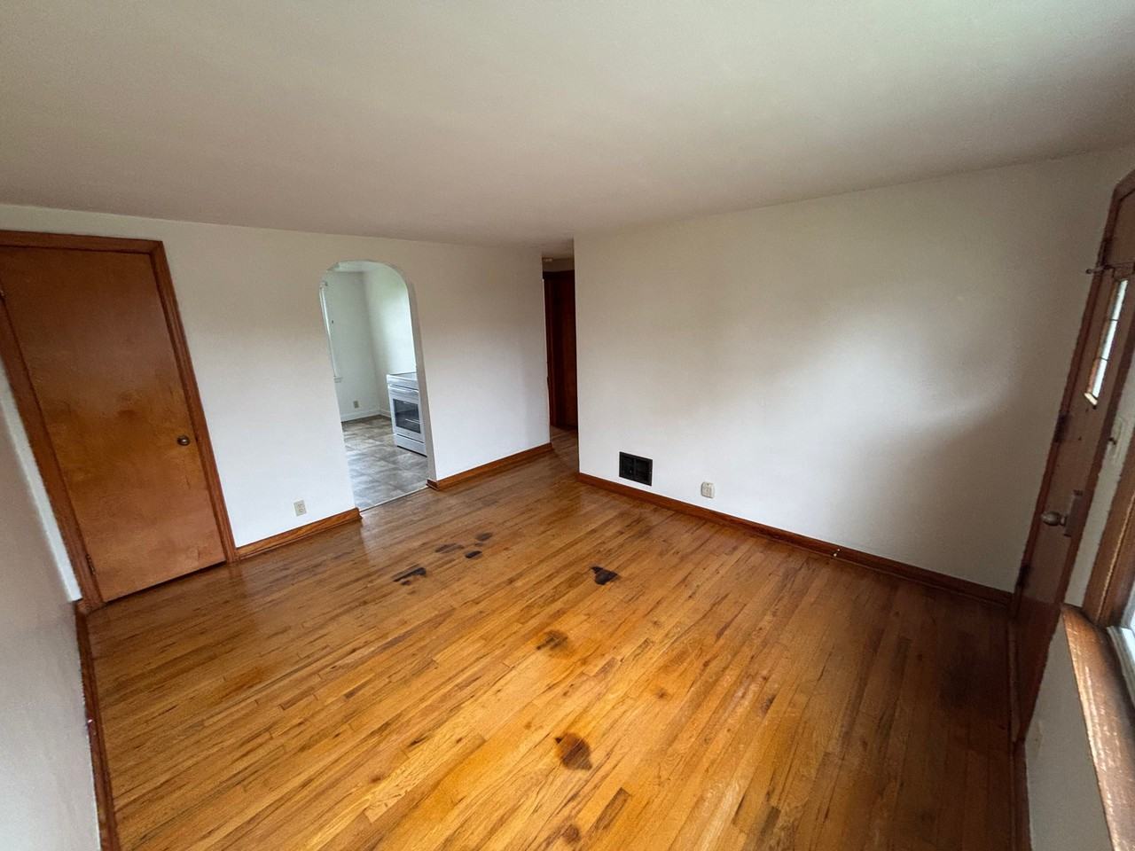 552 S 15th St - Photo 4 of 8