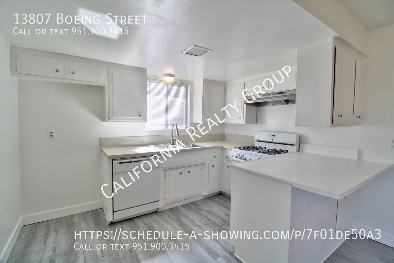 13807 Boeing St - Photo 3 of 16