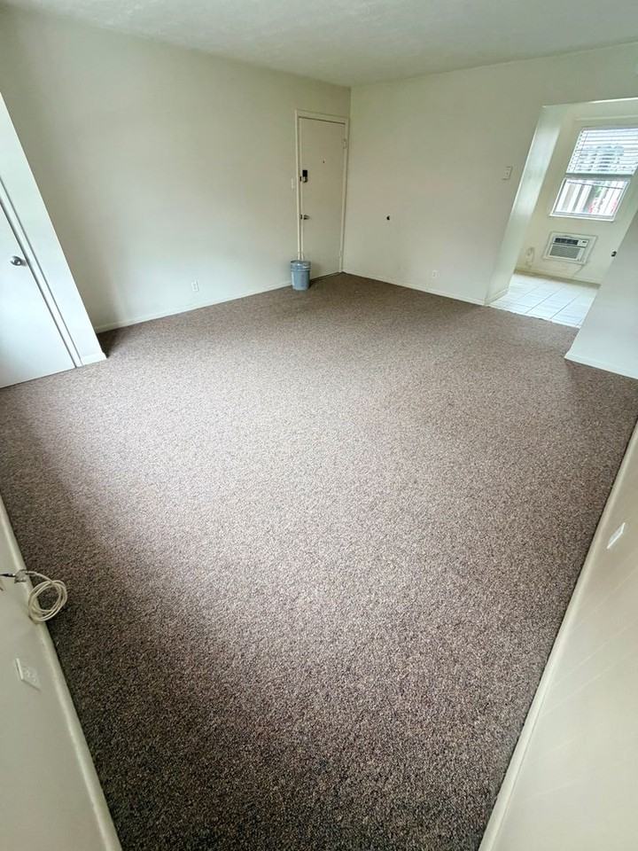 334 S Broadway #8 - Photo 4 of 6
