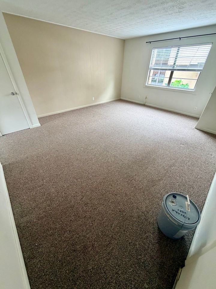 334 S Broadway #8 - Photo 5 of 6