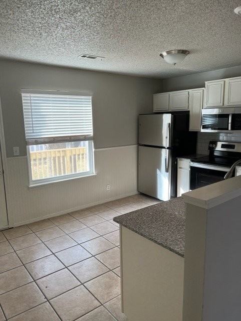424 Se G St #B - Photo 5 of 15