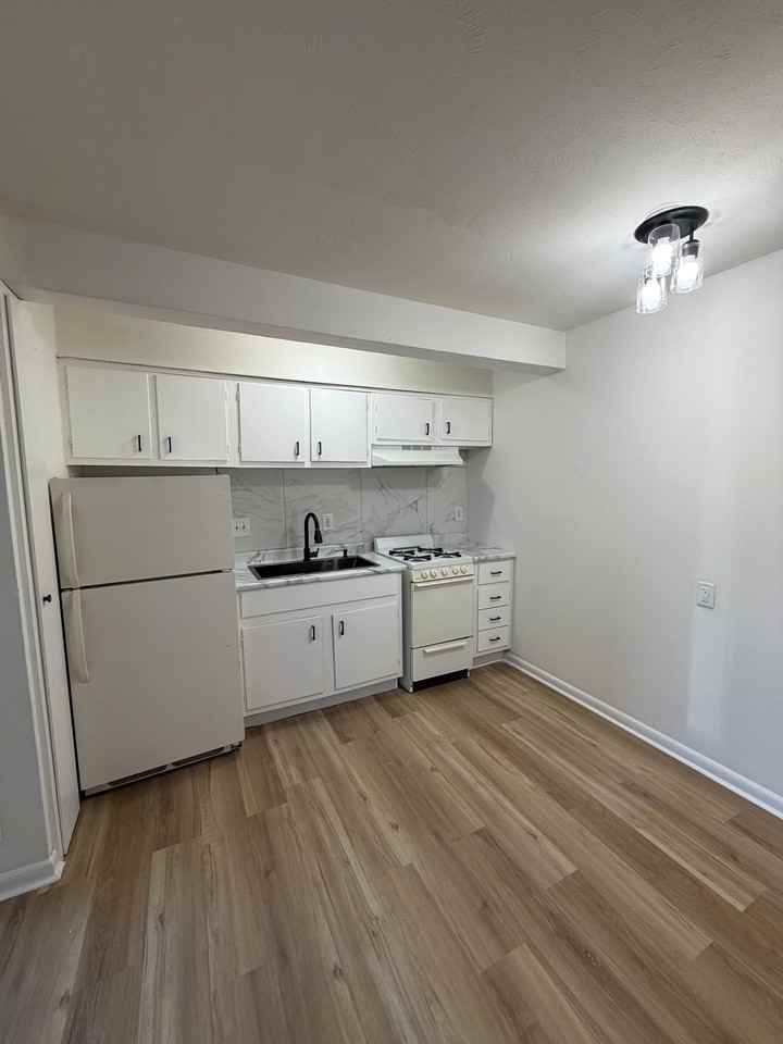 1014 N 48th Ave #4 - Photo 2 of 7