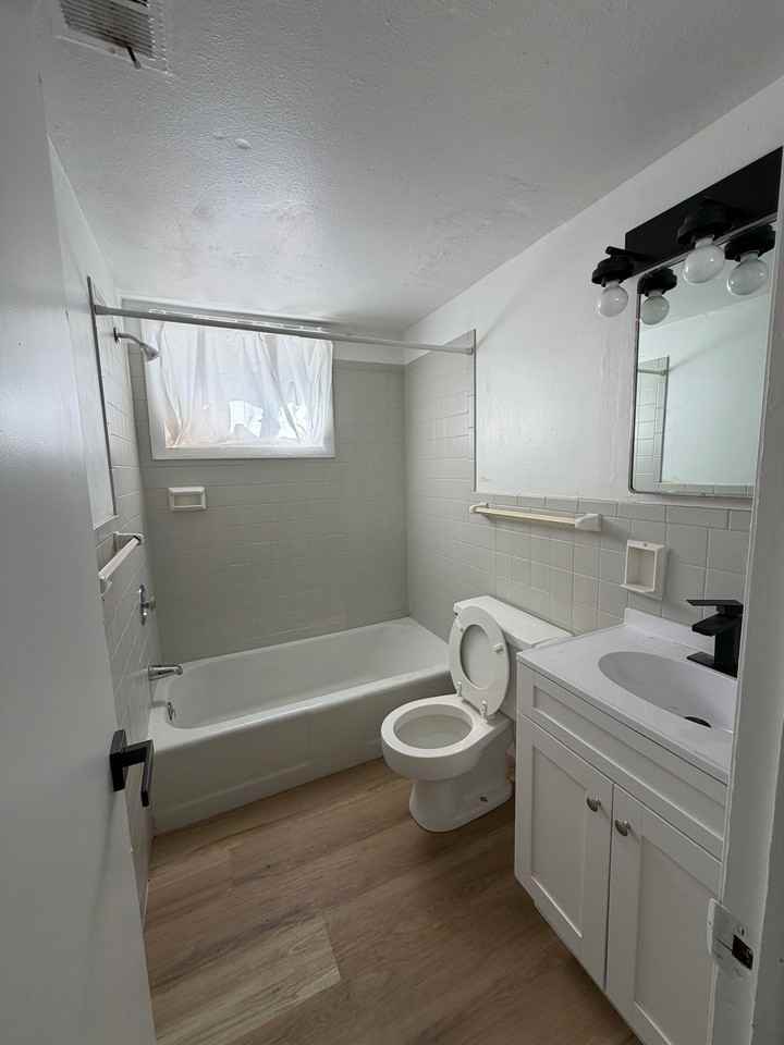 1014 N 48th Ave #4 - Photo 5 of 7