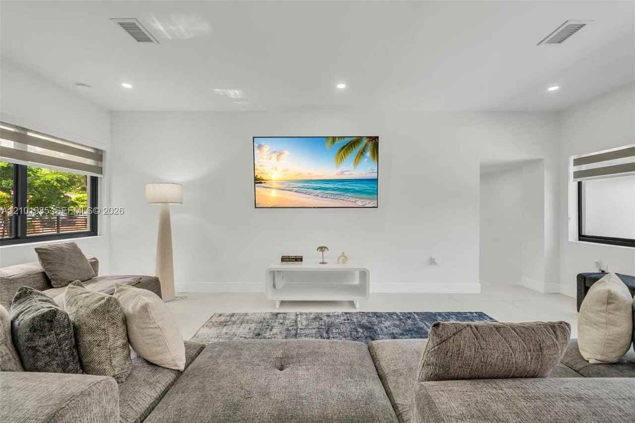 1741 Sw 17th Ct - Photo 5 of 23