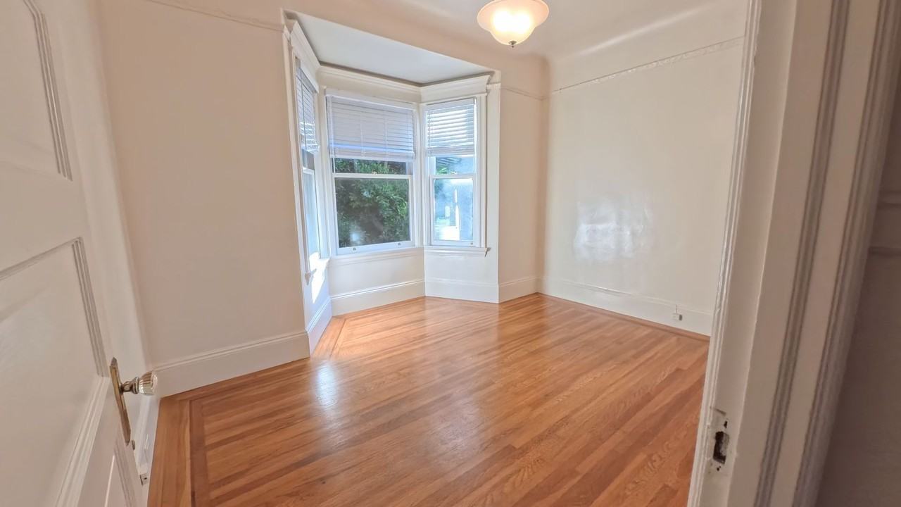 524 Waller St - Photo 3 of 16