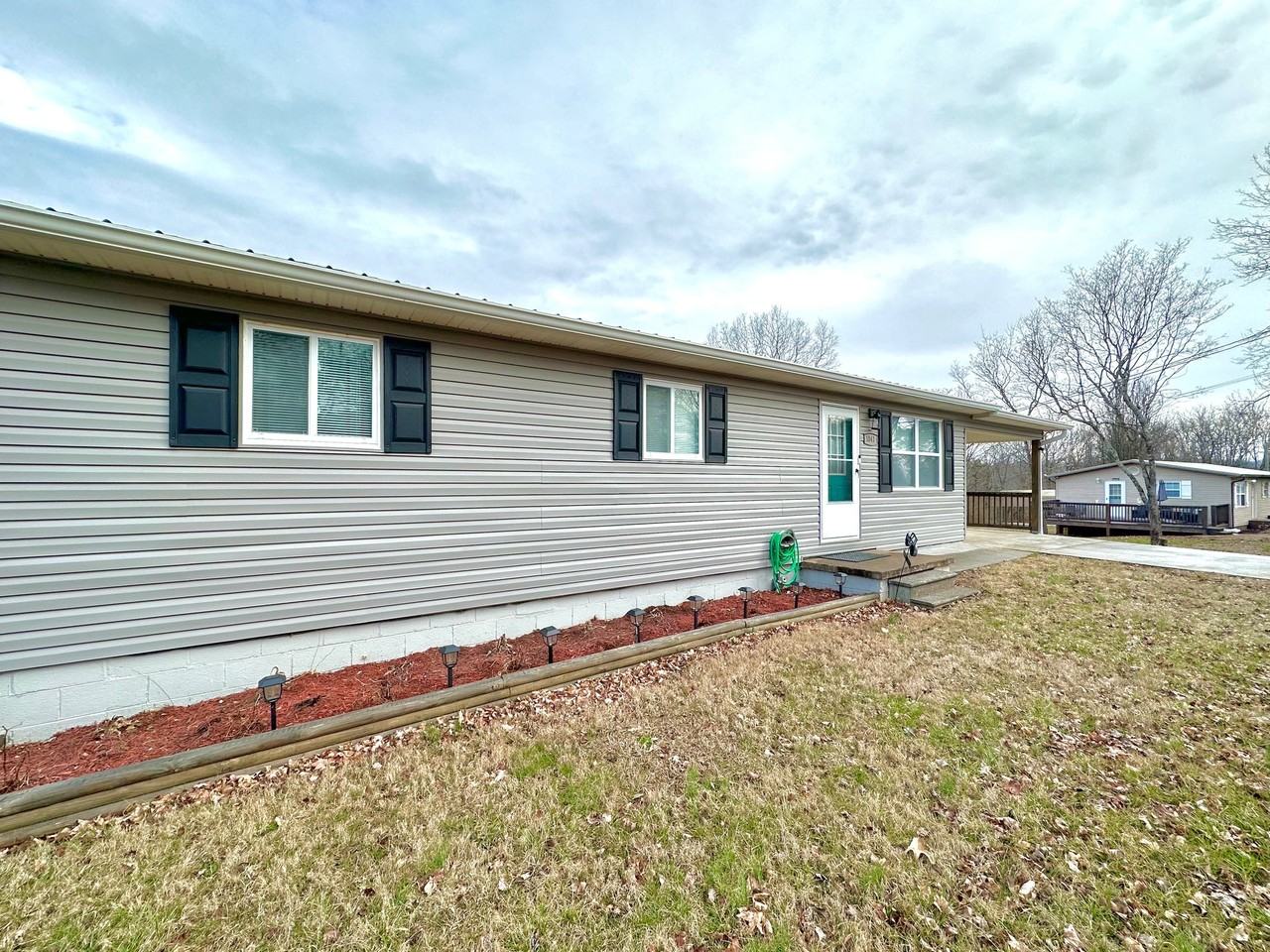 1041 Monroe Cir - Photo 2 of 8