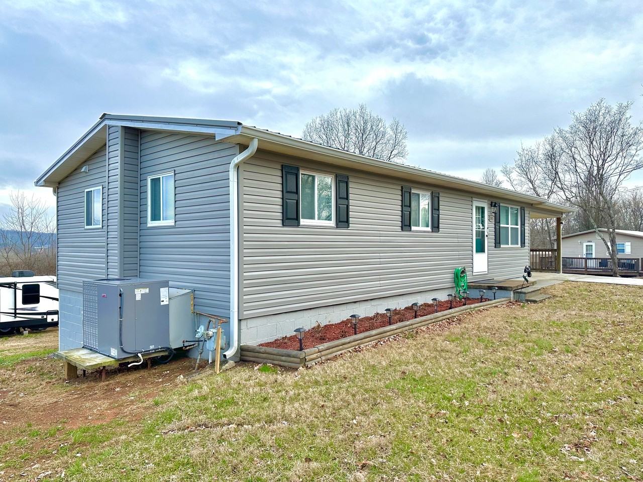 1041 Monroe Cir - Photo 3 of 8