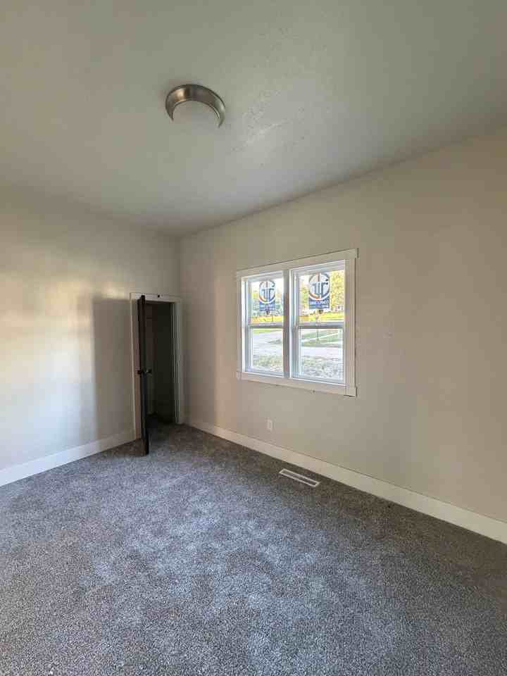110 N 1st St - Photo 4 of 18