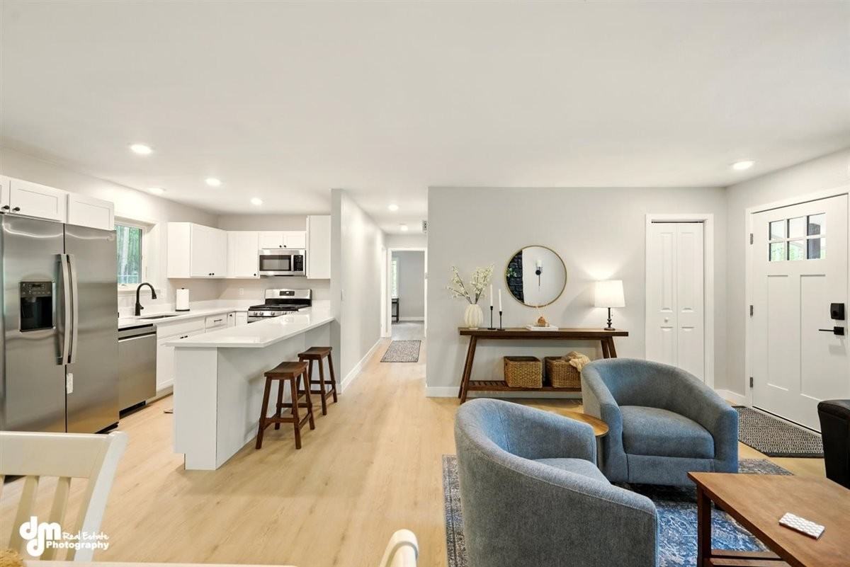 420 S Serrano Dr - Photo 4 of 17