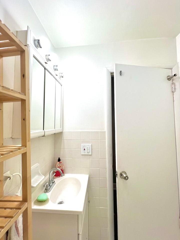 1706 W Thome Ave - Photo 7 of 11