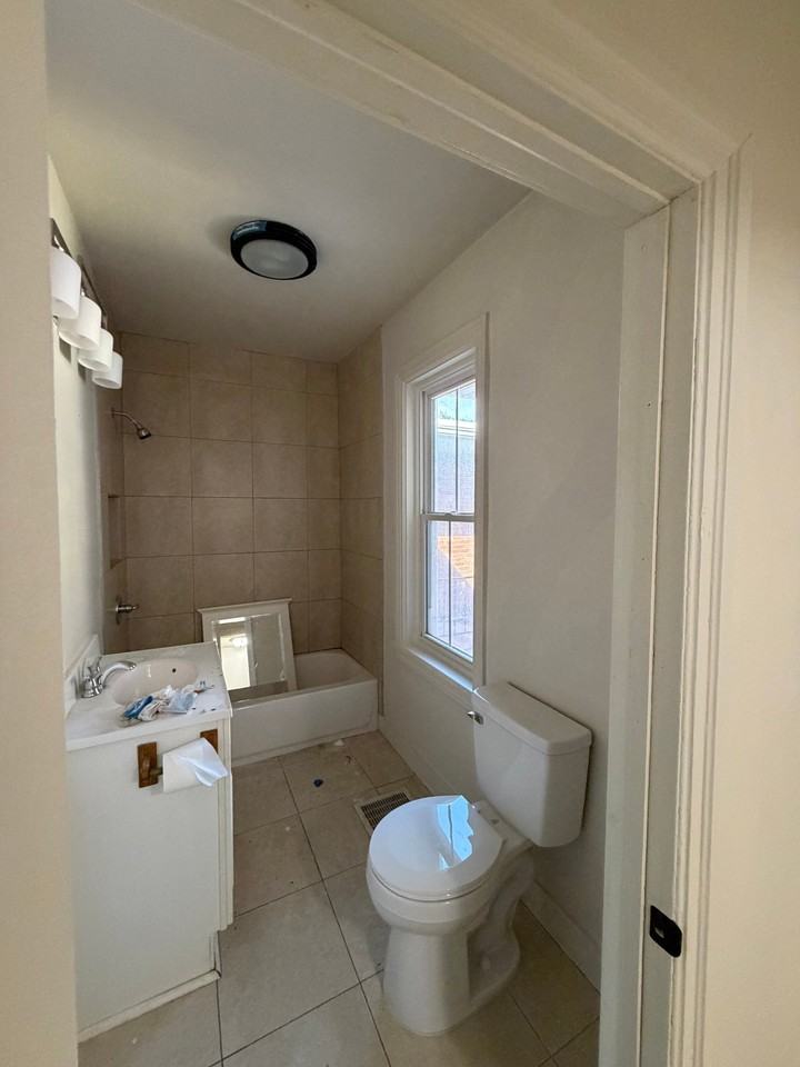 645 Plane St - Photo 5 of 7