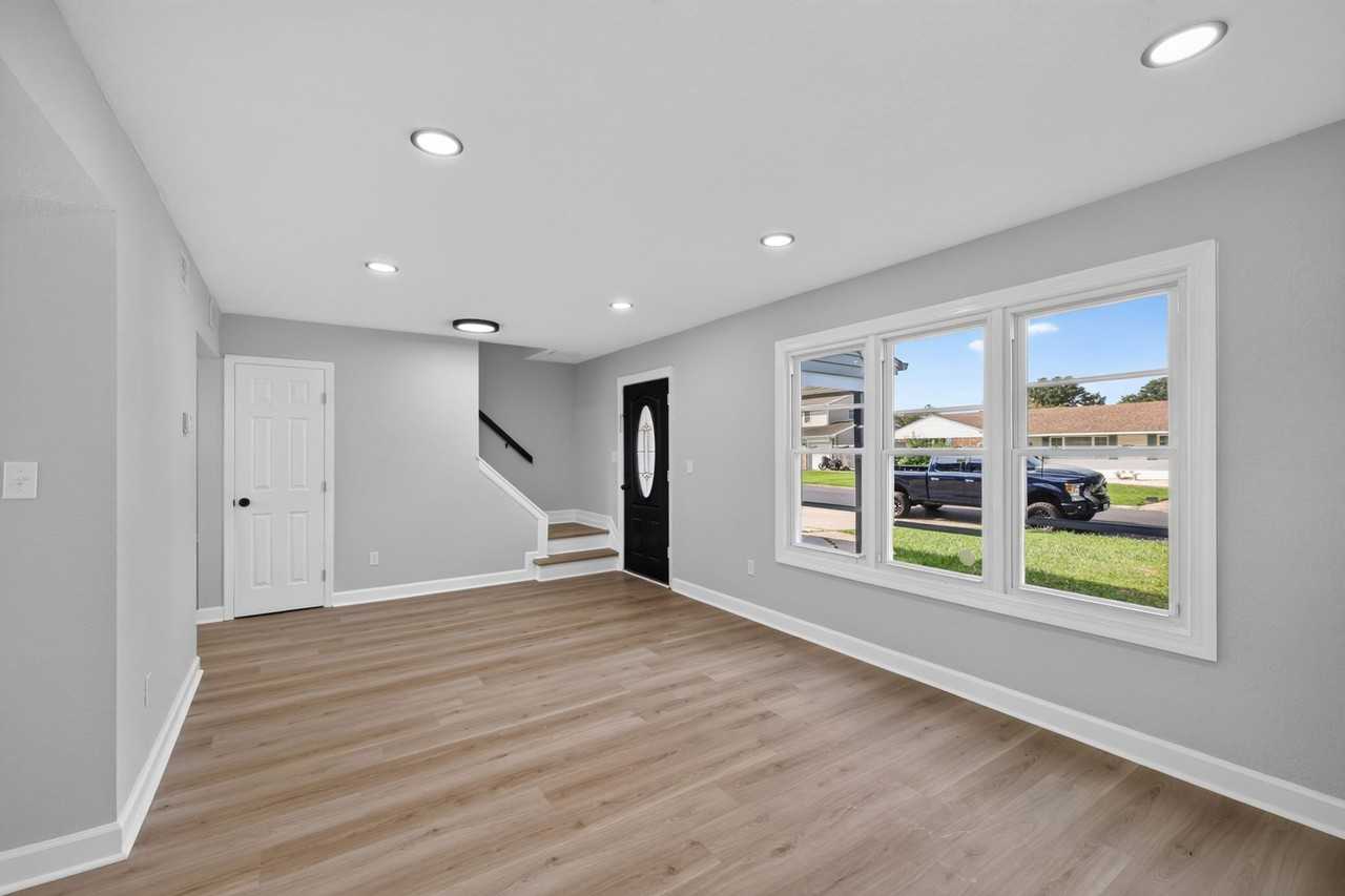 1132 Gladiola Cres - Photo 3 of 20