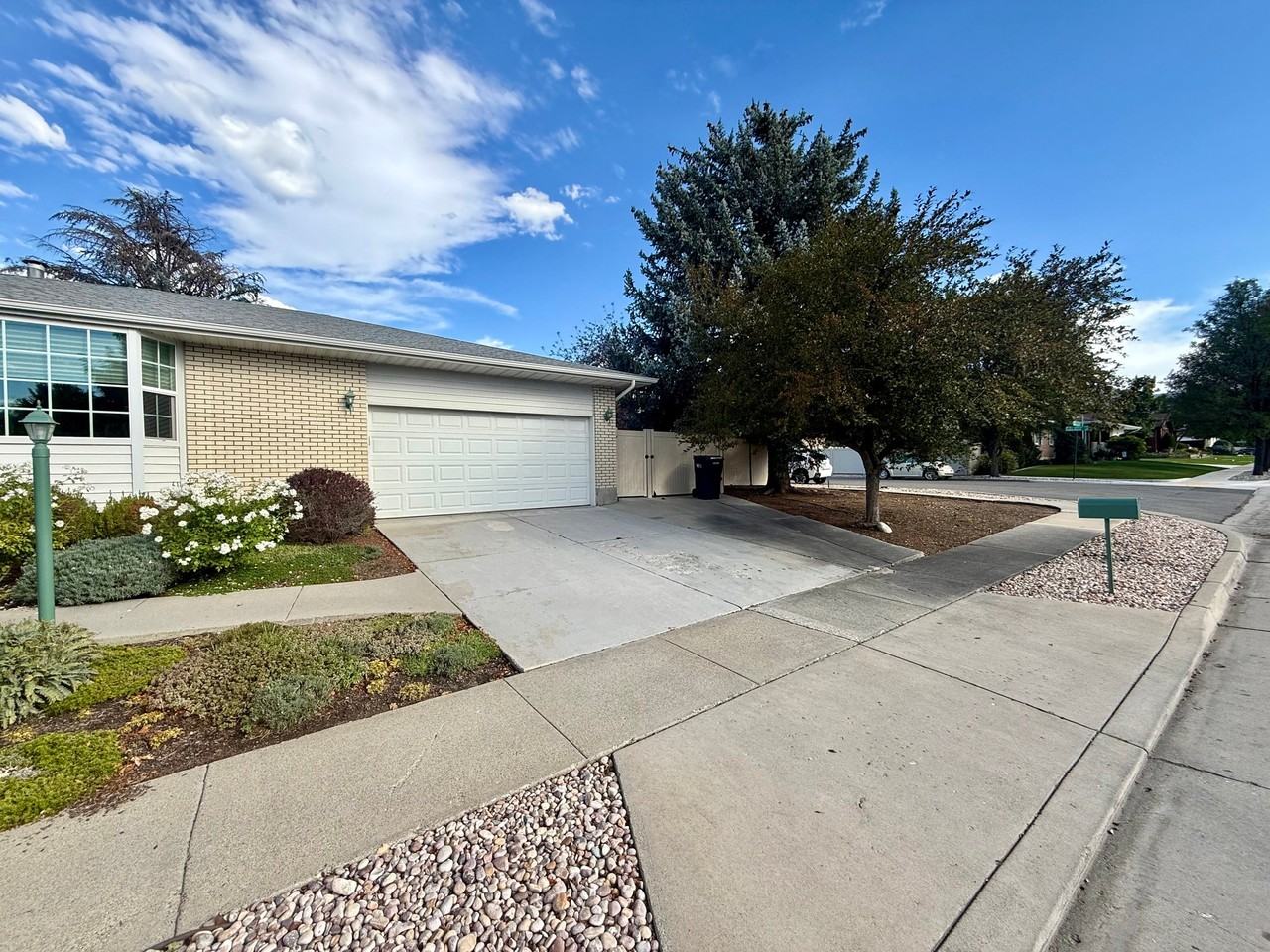 8489 S Sun Valley Dr - Photo 2 of 20