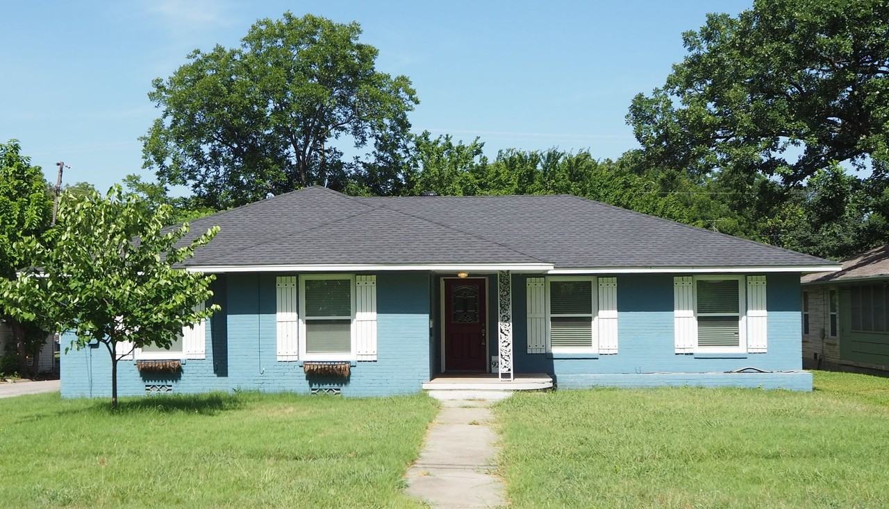 925 S Denton St - Photo 2 of 20