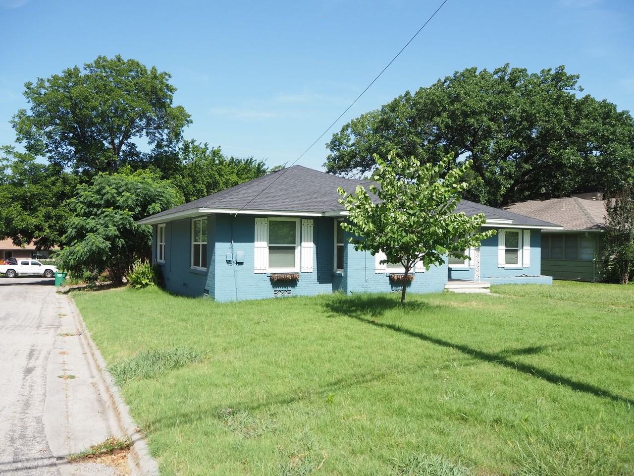 925 S Denton St - Photo 3 of 20