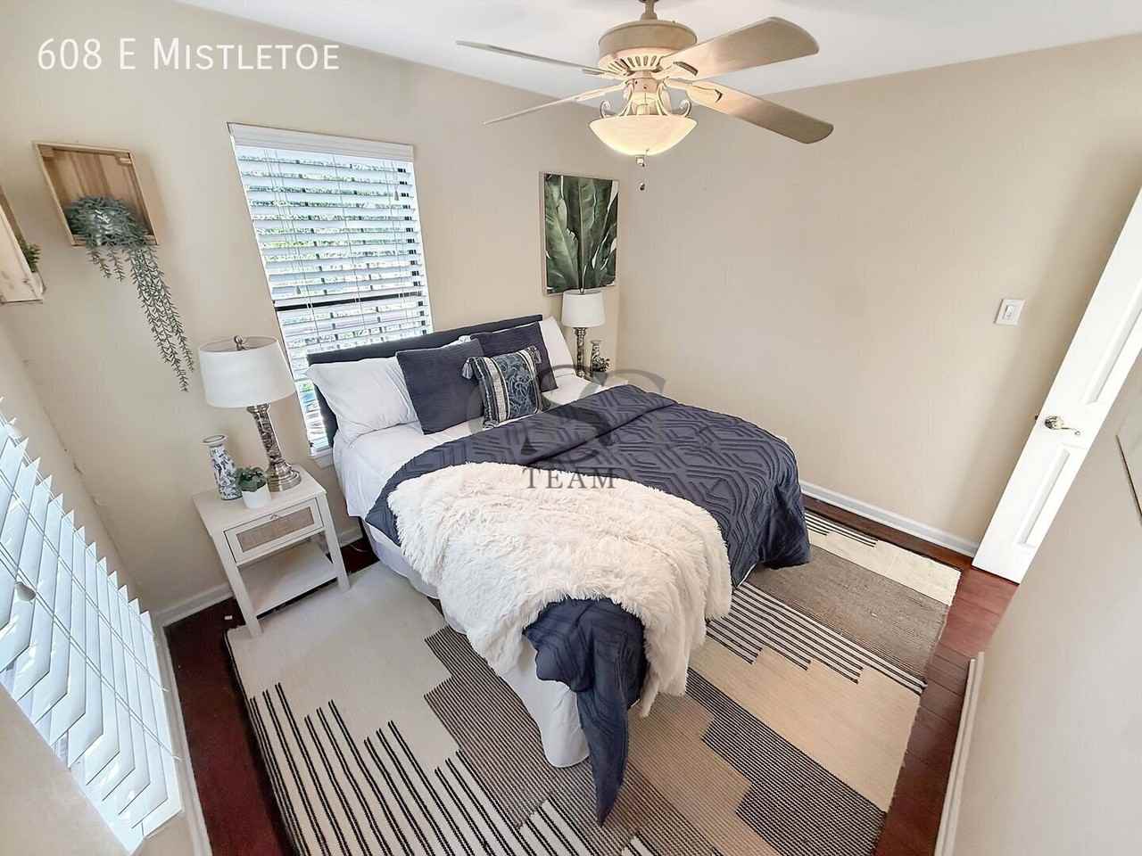 608 E Mistletoe Ave - Photo 4 of 21