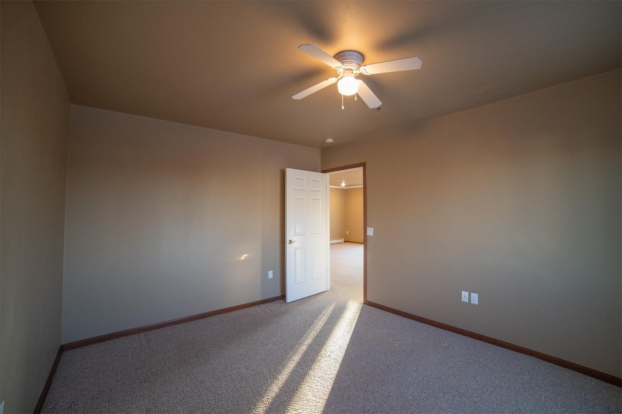 Golden Valley - 830 East Elm - Photo 6 of 50