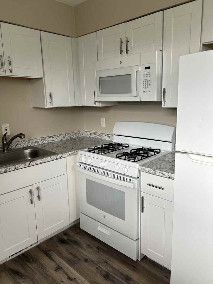 ELEANOR COURT APTS - Photo 3 of 14