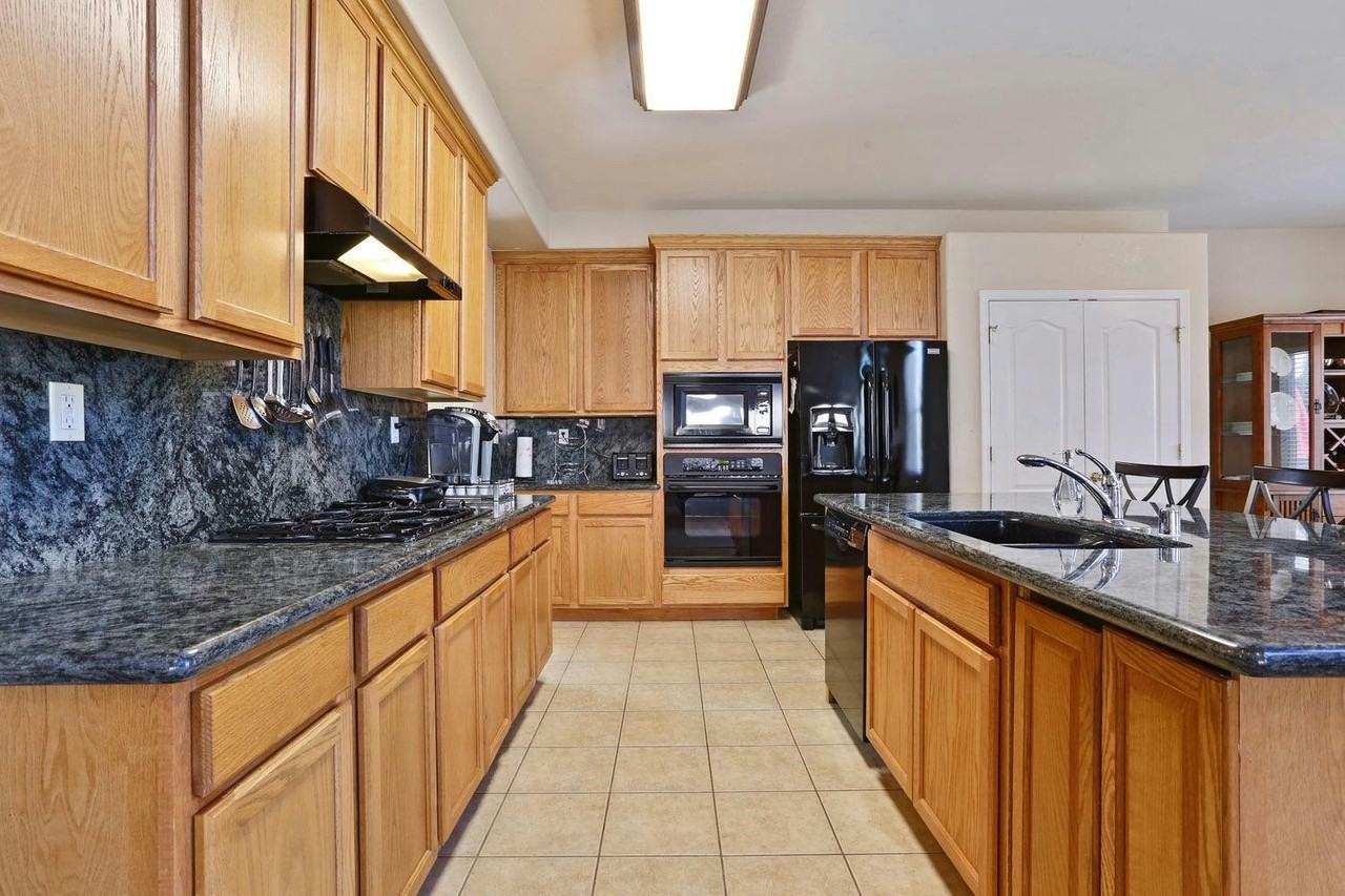 10231 Reflection Lane - Photo 7 of 35