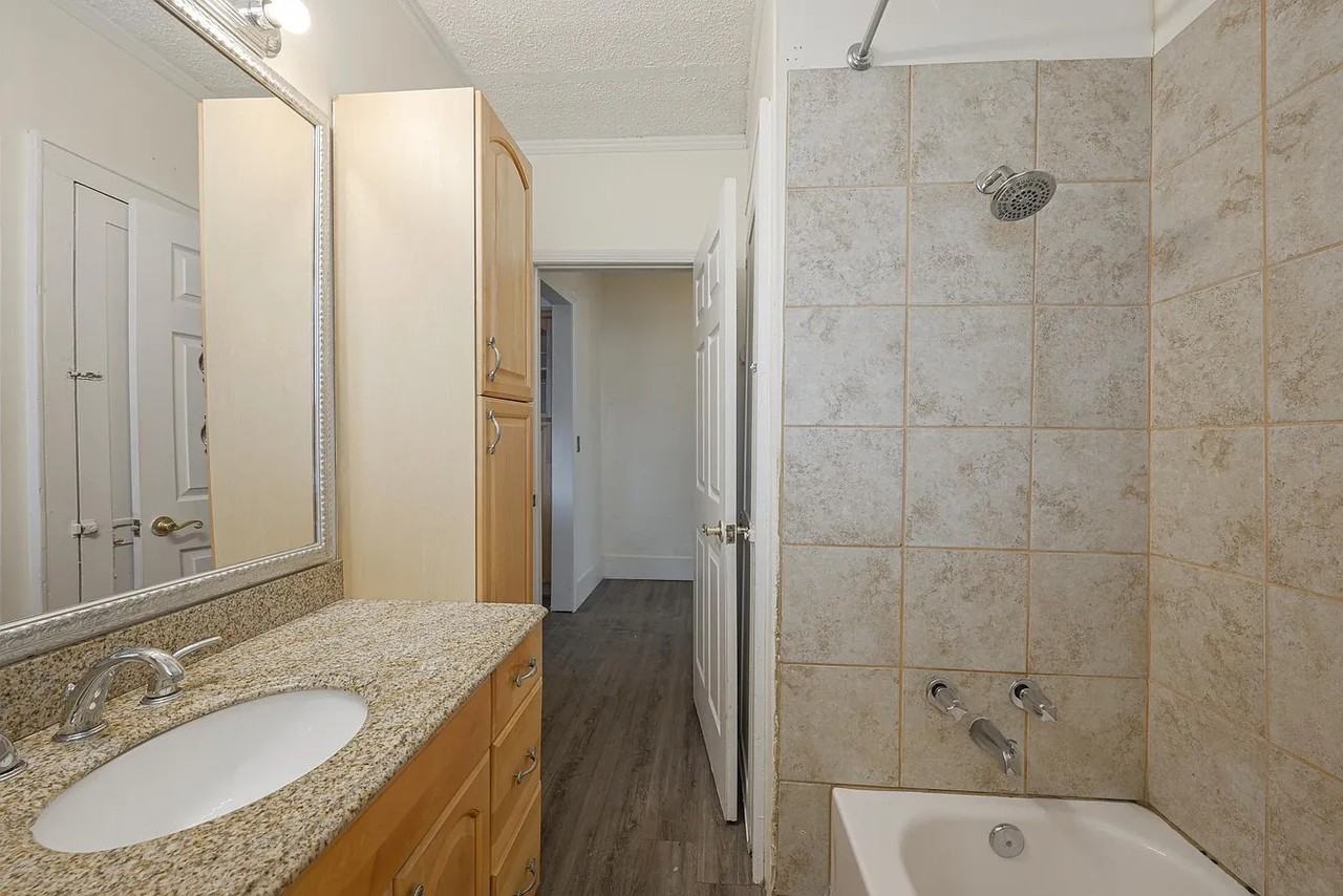 1232 Ne 16th St #1 - Photo 4 of 14