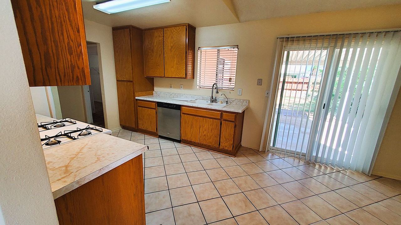 407 Silverado Trl - Photo 7 of 50