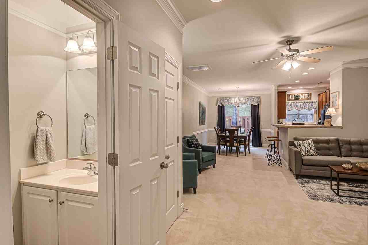 1202 Southlake Ct - Photo 4 of 35