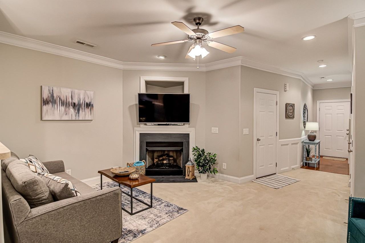 1202 Southlake Ct - Photo 7 of 35