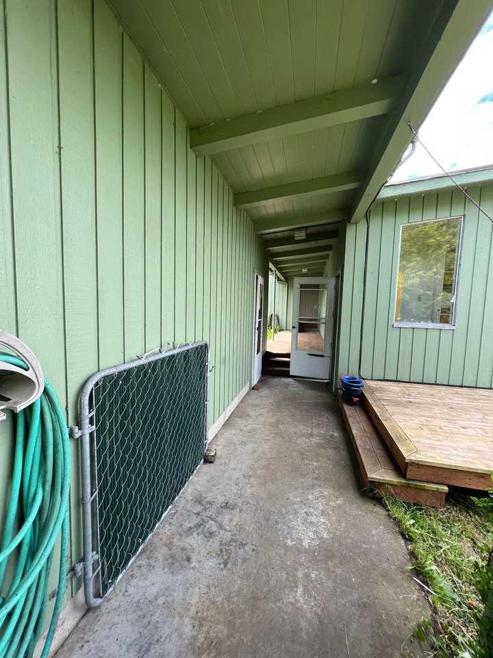 496 37th St - Photo 3 of 19