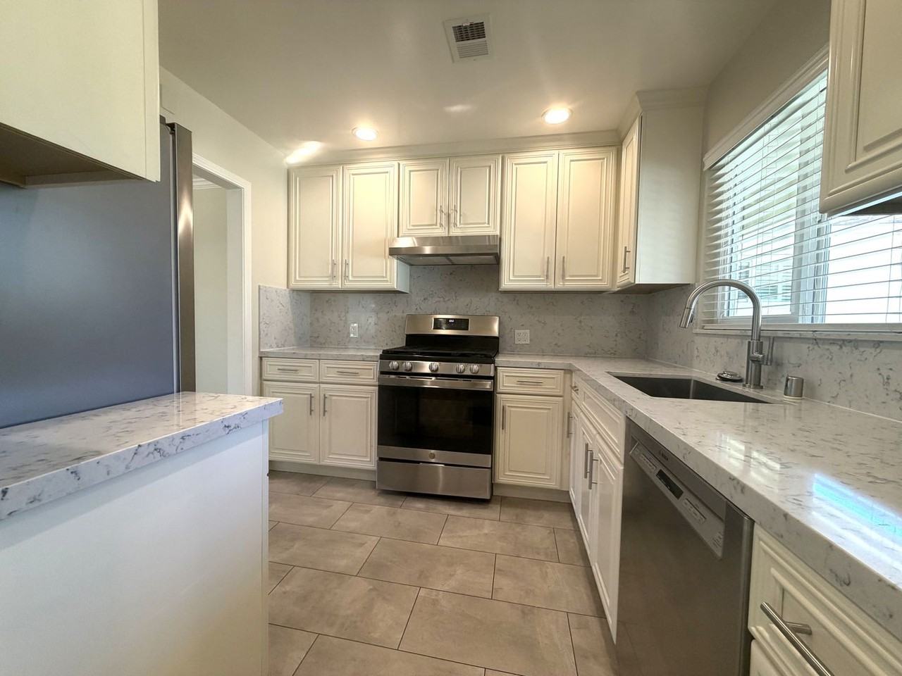 852 University Ave - Photo 5 of 18