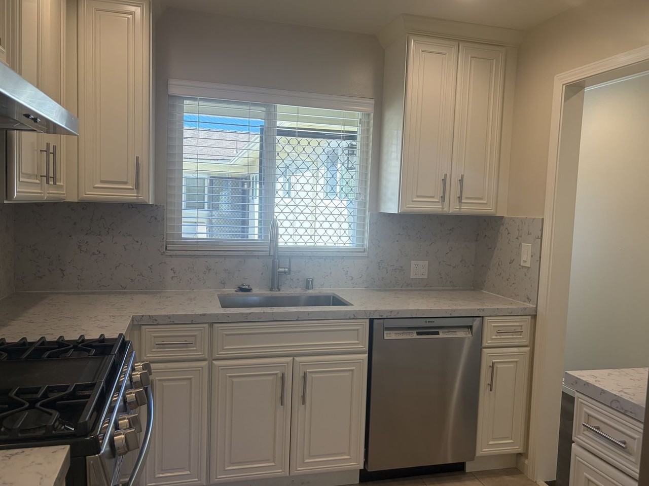 852 University Ave - Photo 7 of 18