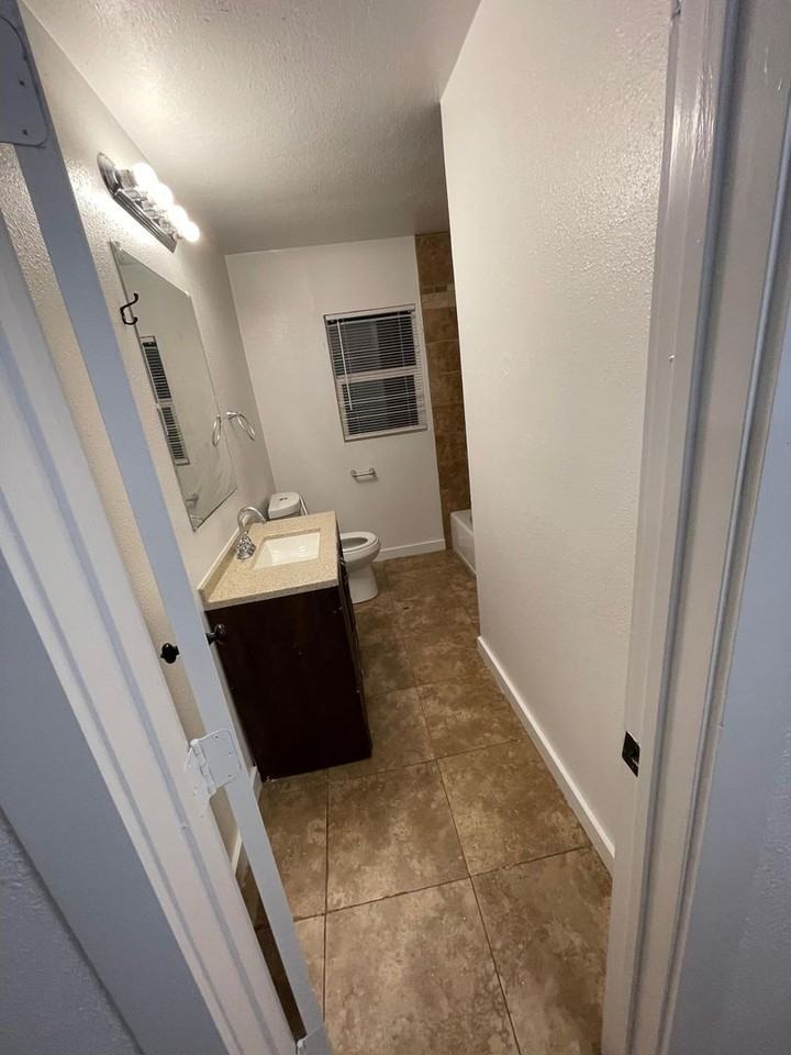 621 W Bullock St - Photo 4 of 7